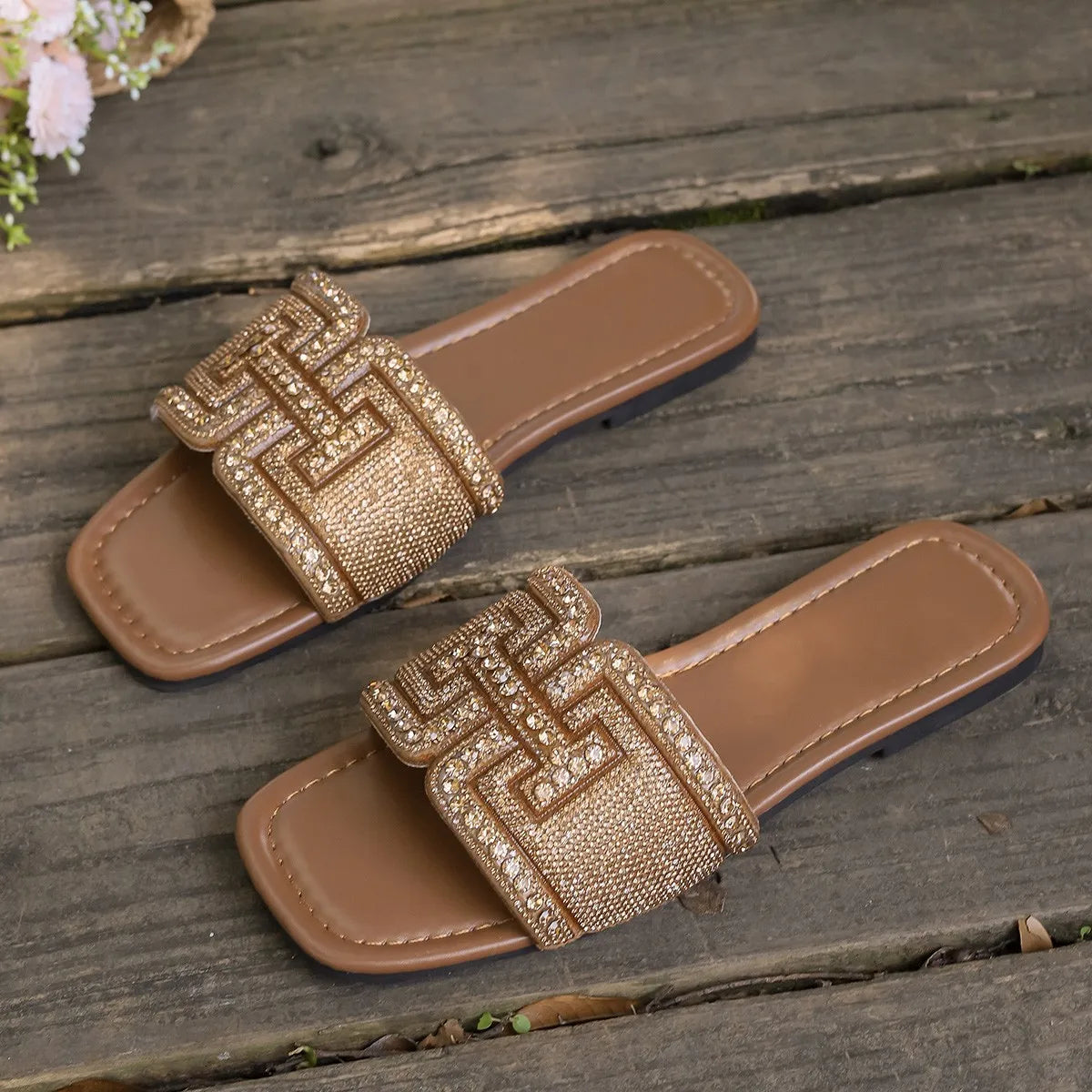 Women's Rhinestone Slippers 2025 Summer Outdoor Fashion Non-Slip Beach Shoes Comfortable Flat Square Heel Women's Sandals