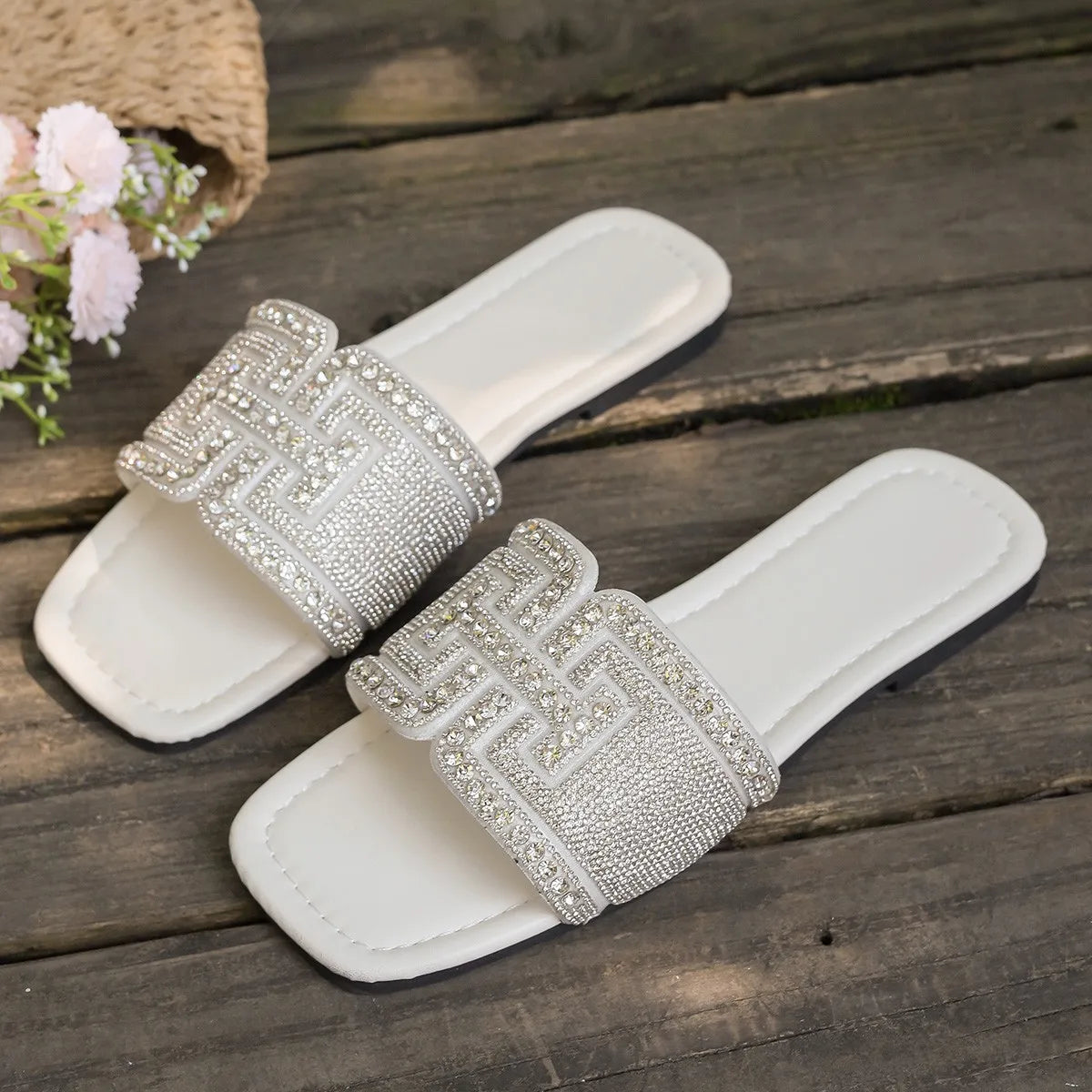 Women's Rhinestone Slippers 2025 Summer Outdoor Fashion Non-Slip Beach Shoes Comfortable Flat Square Heel Women's Sandals