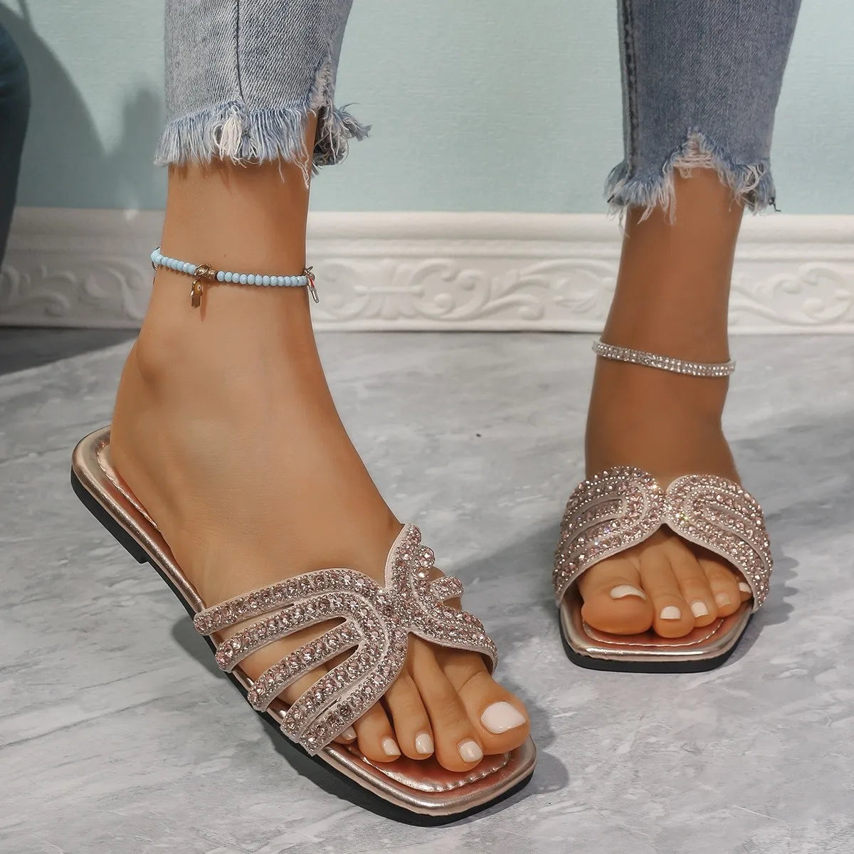 Women's Rhinestone Slippers 2025 Summer Outdoor Fashion Non-Slip Beach Shoes Comfortable Flat Square Heel Women's Sandals